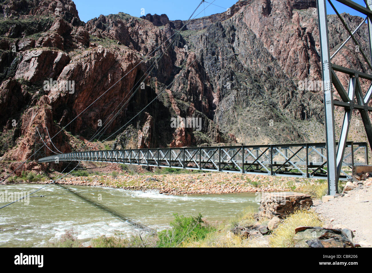 Piede di argento ponte che attraversa il fiume Colorado in fondo al Grand Canyon, Arizona Foto Stock