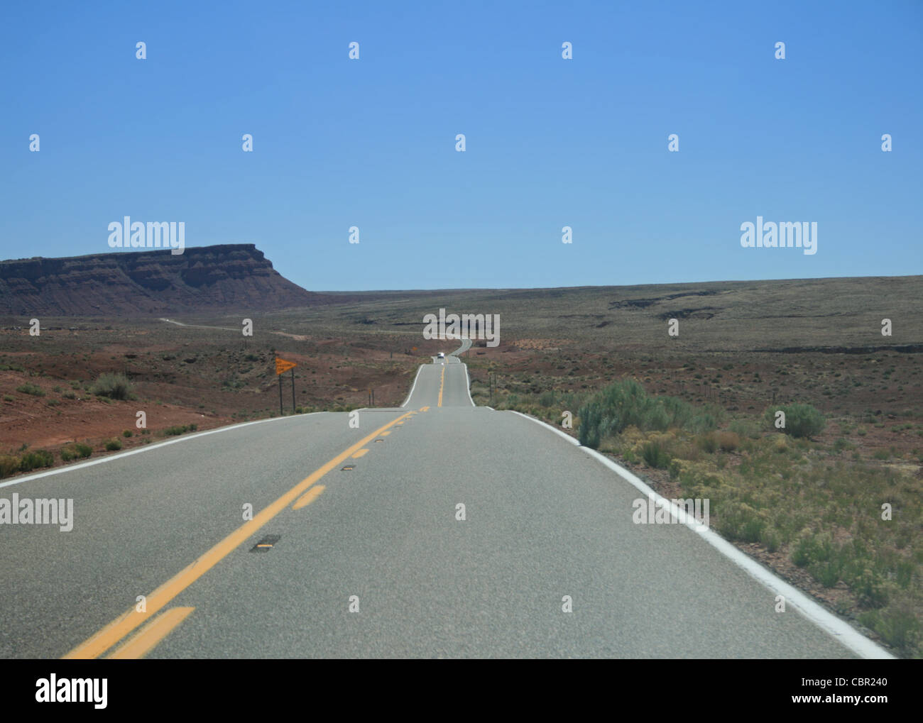 Autostrada 89A in Northern Arizona tagli attraverso il deserto in calore haze Foto Stock