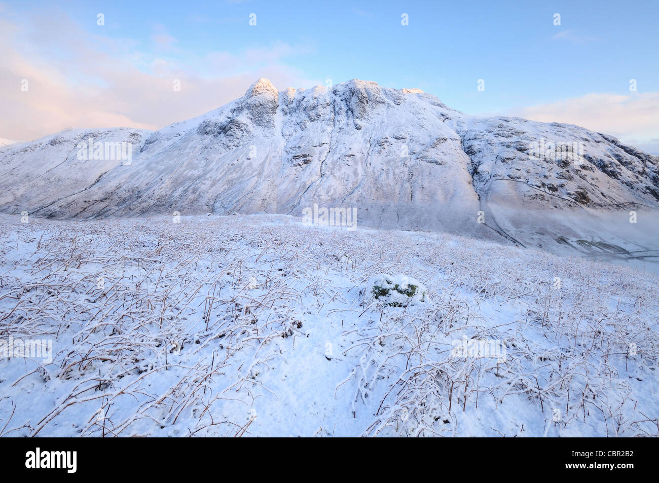 Vista invernale del Langdale Pikes ricoperta di neve nel Lake District inglese, preso dalla band su Bowfell. Foto Stock