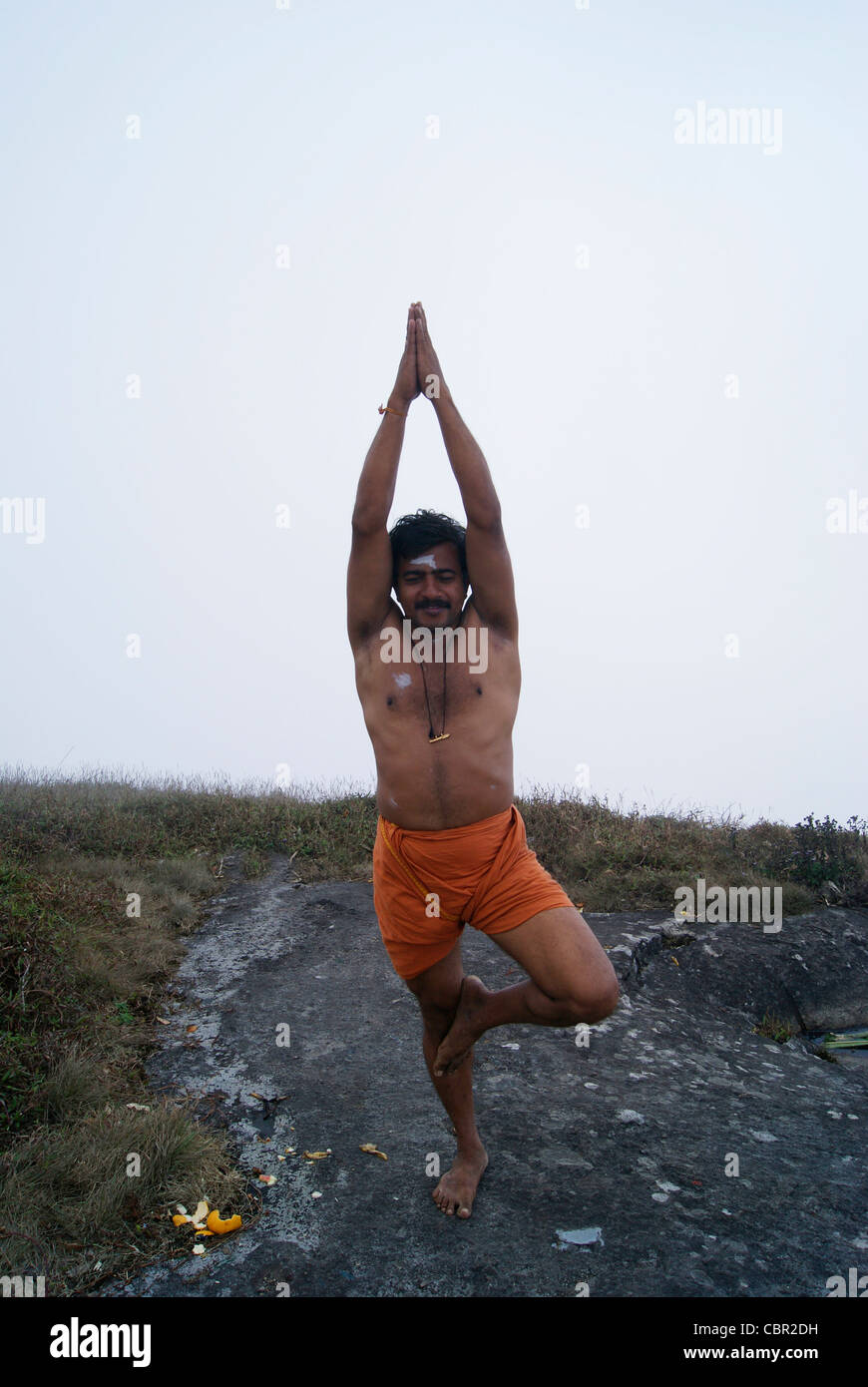 Un Santo pregando Dio sulla cima del Picco Agastyarkoodam Foto Stock