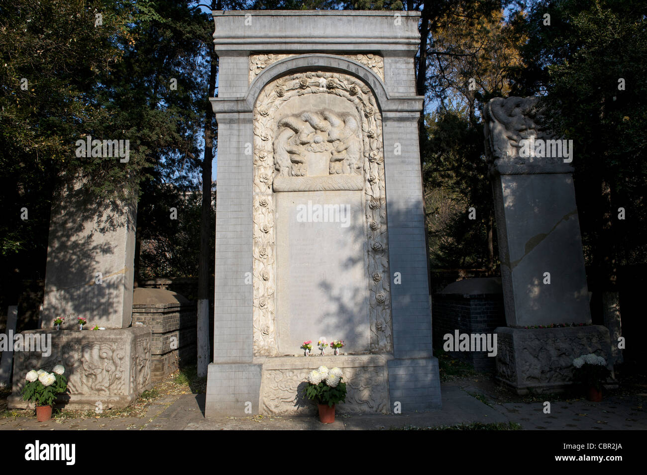 Le tombe dei missionari gesuiti Matteo Ricci(M), Ferdinand Verbiest(L) e Johann Adam Schall von Bell a Pechino in Cina. Foto Stock Le tombe dei missionari gesuiti Matteo Ricci(M), Ferdinand Verbiest(L) e Johann Adam Schall von Bell a Pechino in Cina. Foto Stock