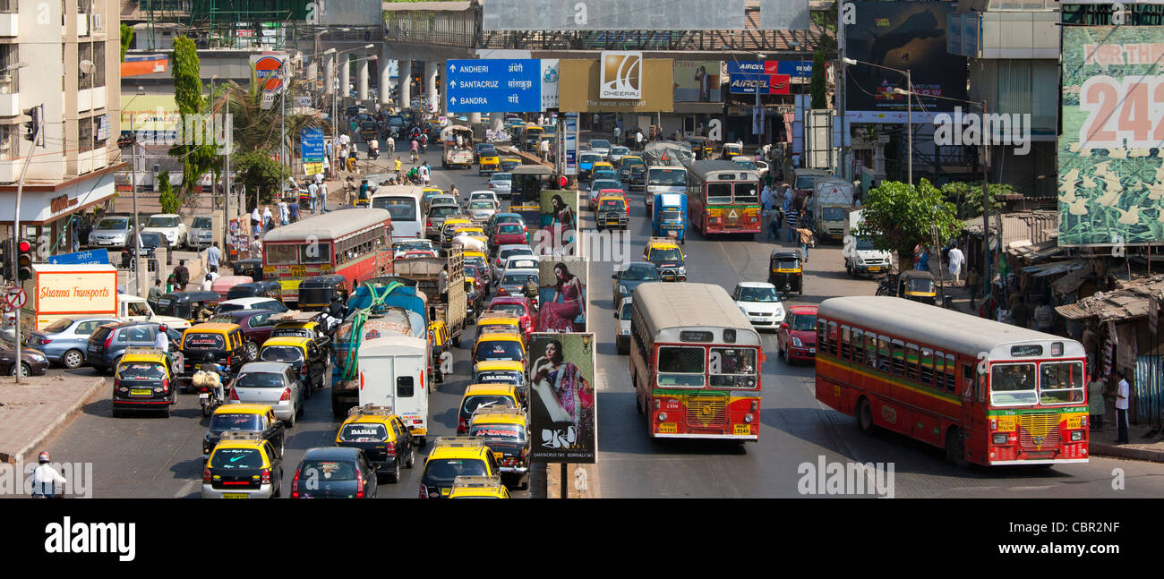 La congestione del traffico su autostrada in centro a Bandra, Andheri e Santacruz e percorso di accesso al BKC complesso in Mumbai, India Foto Stock