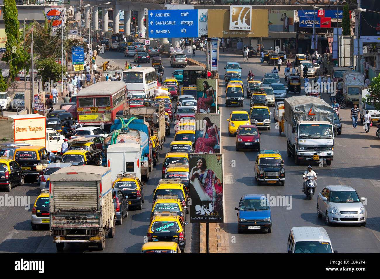 La congestione del traffico su autostrada in centro a Bandra, Andheri e Santacruz e percorso di accesso al BKC complesso in Mumbai, India Foto Stock