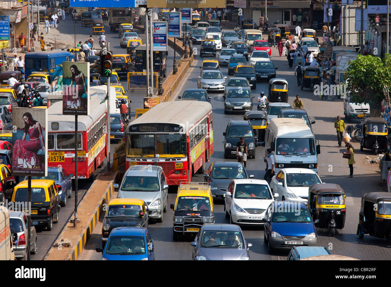 La congestione del traffico su autostrada in centro a Bandra, Andheri e Santacruz e percorso di accesso al BKC complesso in Mumbai, India Foto Stock