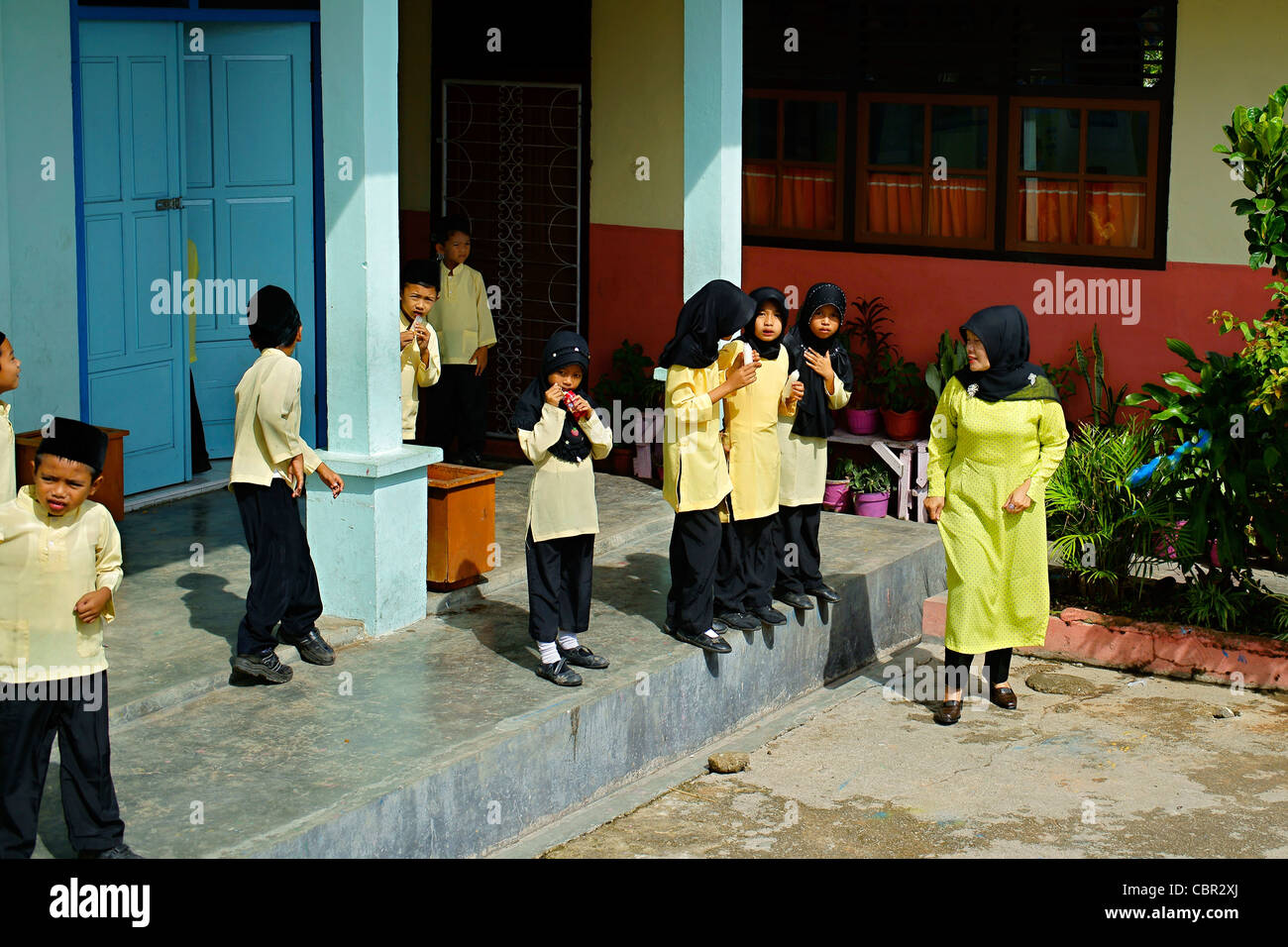 Scuola indonesiano bambini e insegnante nel villaggio Sungaipenuh l isola di Sumatra Foto Stock