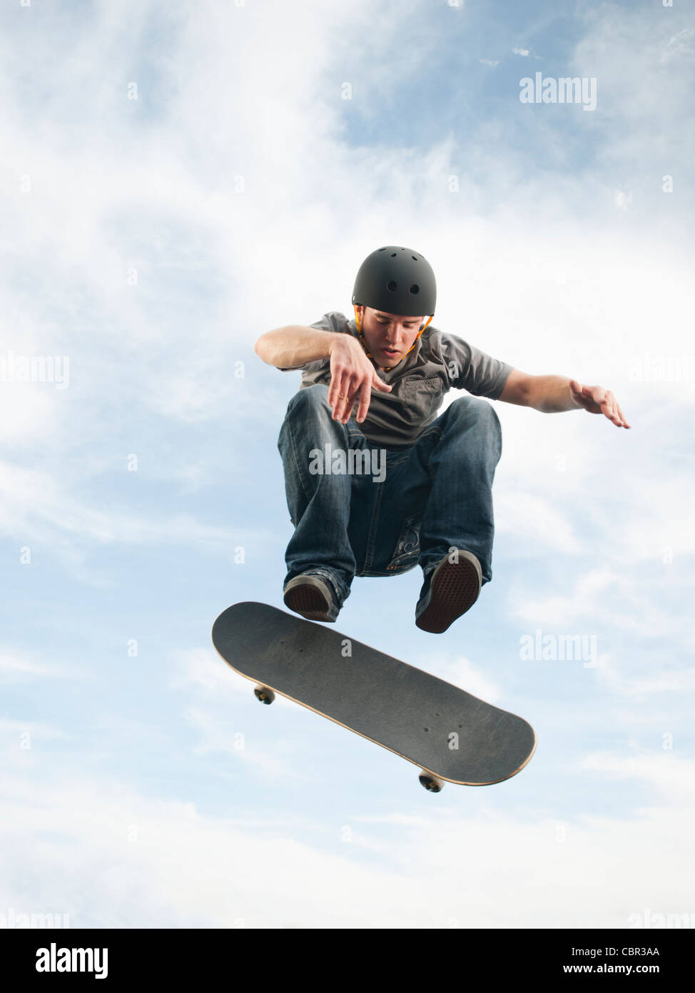 Uomo caucasico su skateboard in mid-air Foto Stock