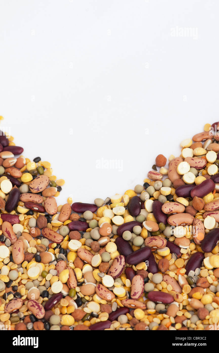Gli impulsi, semi di fagiolo e pattern su sfondo bianco Foto Stock