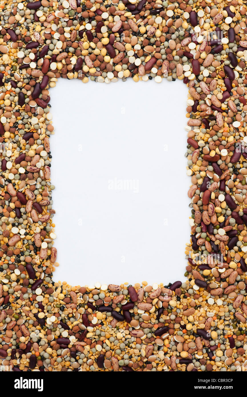 Gli impulsi, semi, fagioli e lenticchie modello di telaio su sfondo bianco Foto Stock