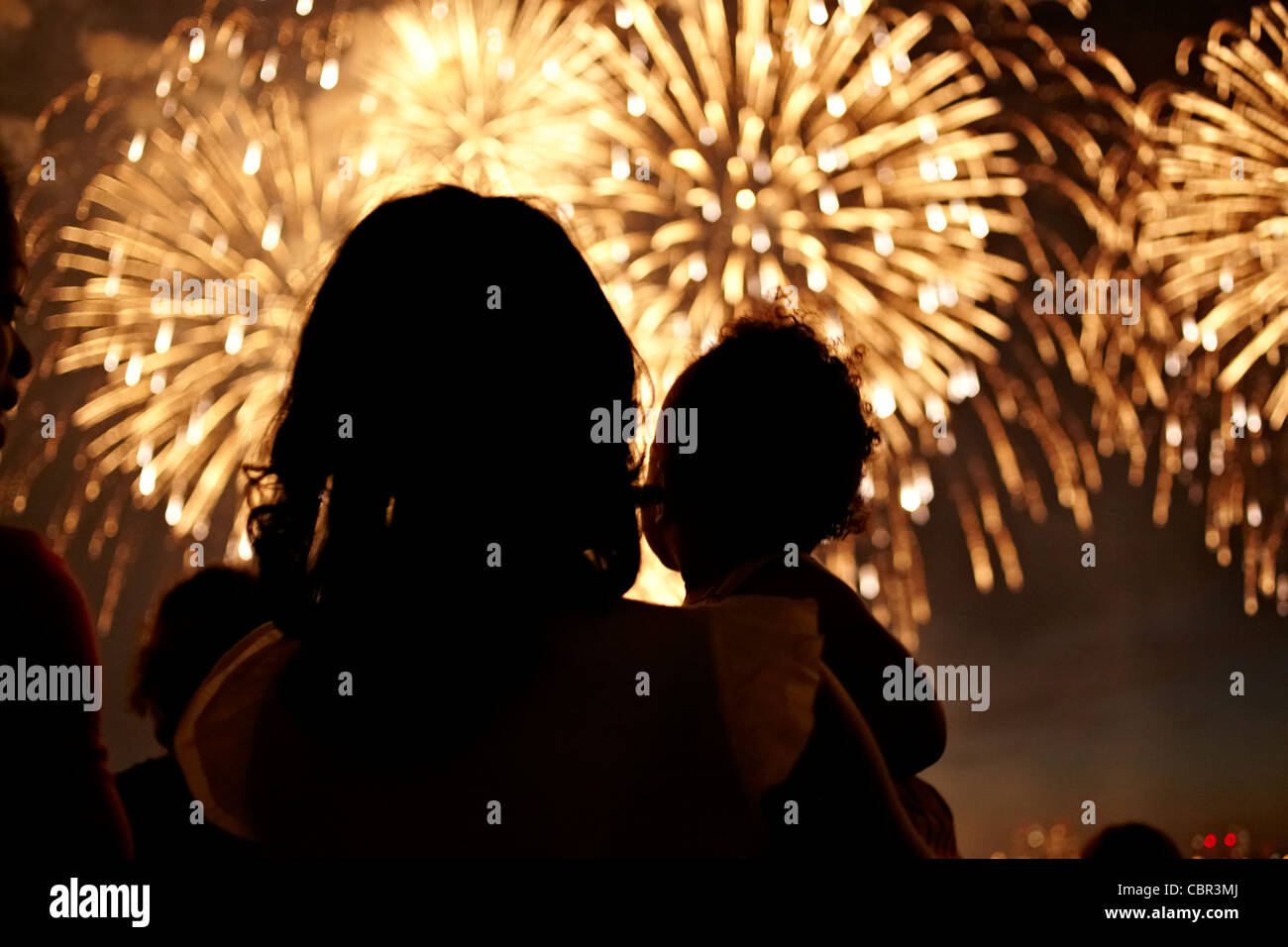 Silhouette di madre e figlia a guardare i fuochi d'artificio Foto Stock