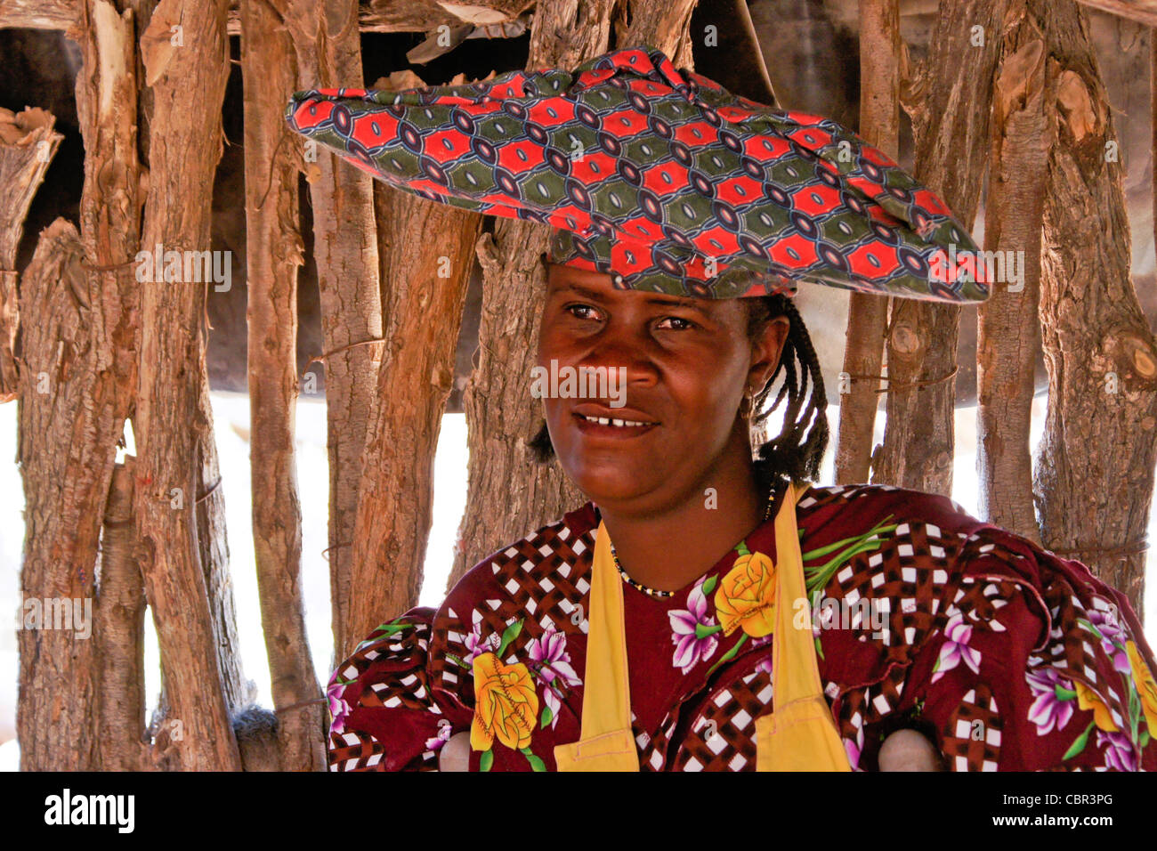 Herero donna in abito tradizionale, Damaraland, Namibia Foto Stock