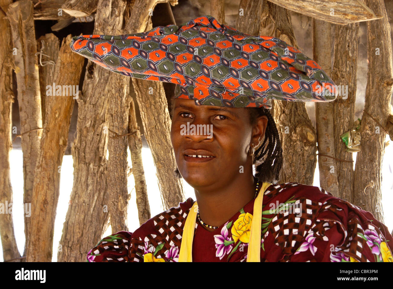 Herero donna in abito tradizionale, Damaraland, Namibia Foto Stock