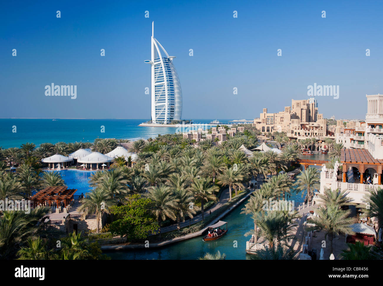 Vista del resort hotel in Jumeirah Madinat e il Burj al Arab hotel in Dubai negli Emirati Arabi Uniti Foto Stock