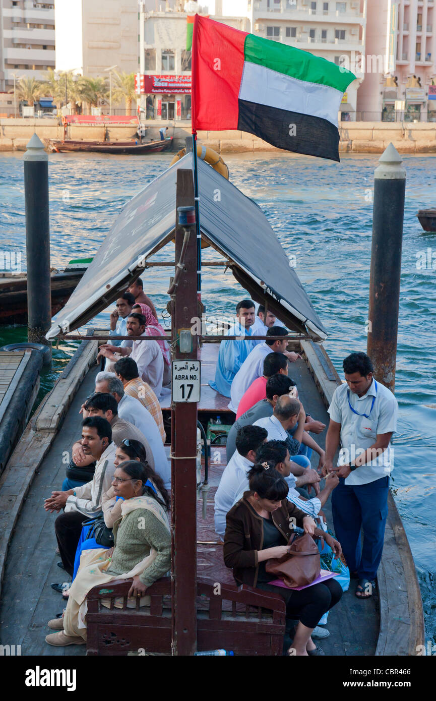 Traghetto Abra sul torrente nel vecchio in Dubai Emirati Arabi Uniti Foto Stock
