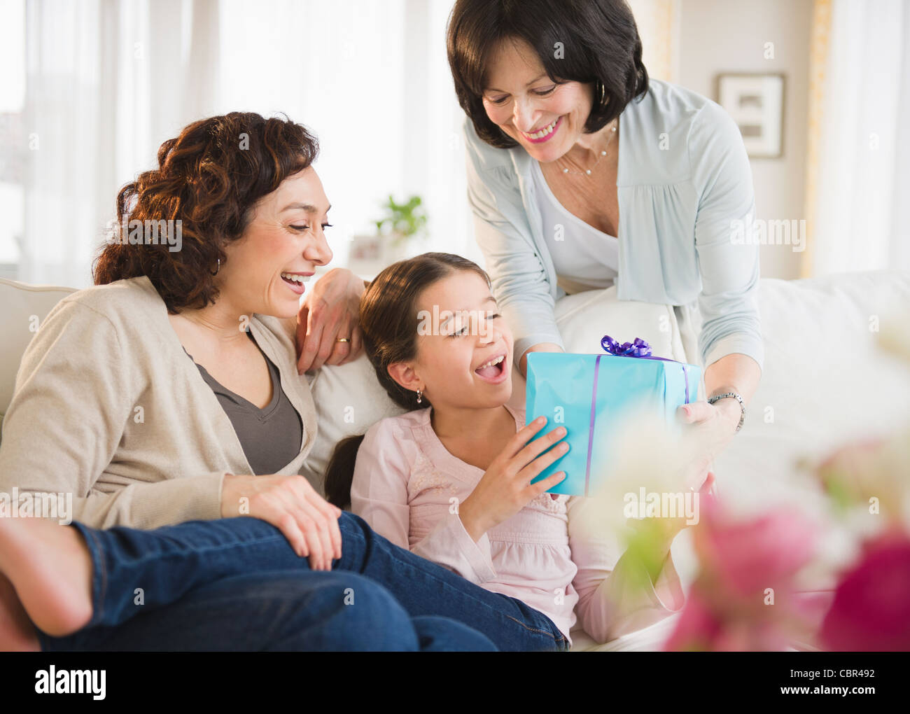 Nonna dando nipote regalo di compleanno Foto Stock