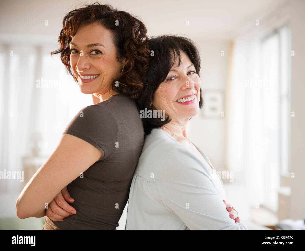 Adulto la figlia e la madre in piedi di schiena Foto Stock