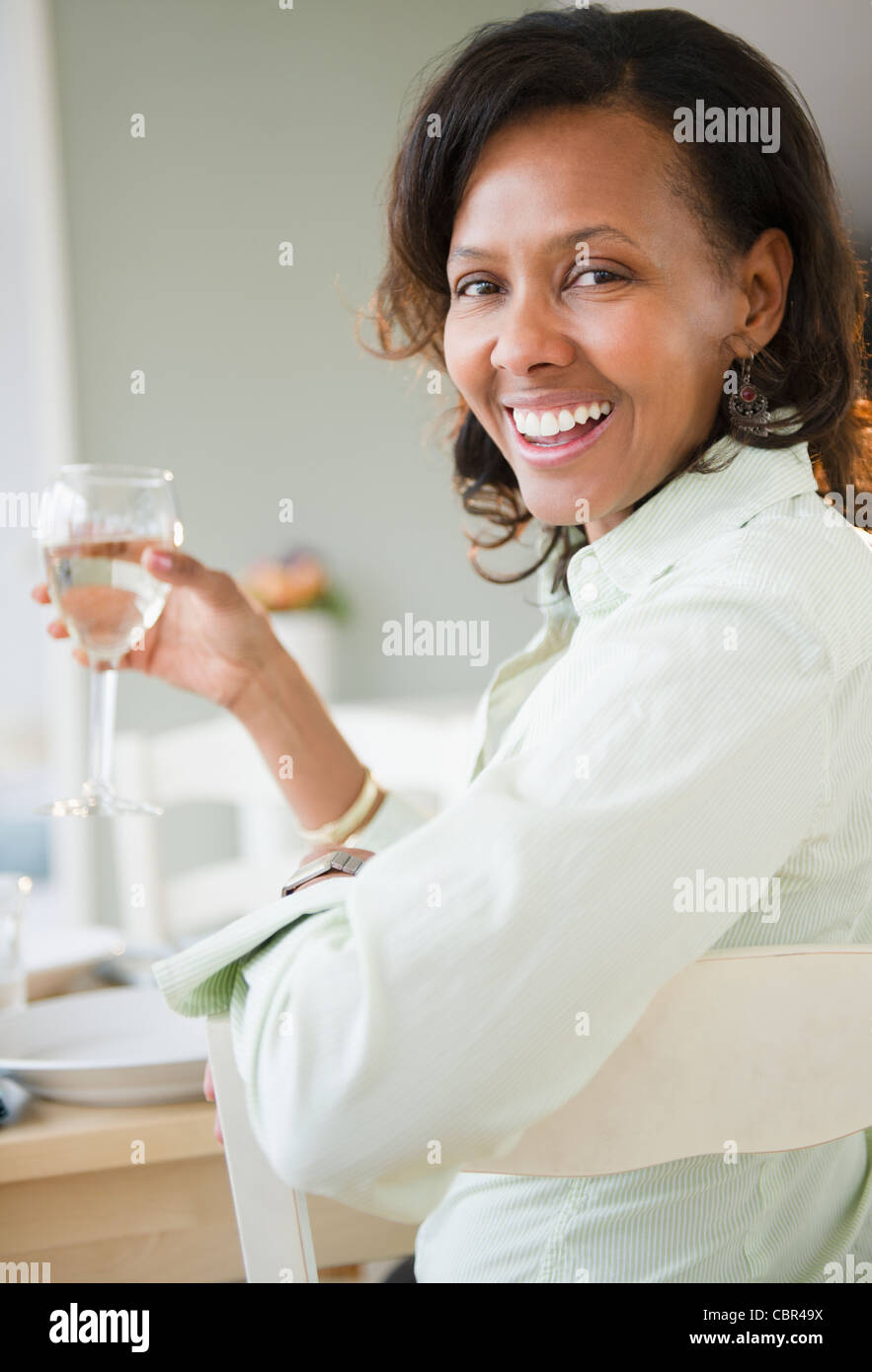 Nero donna di bere il vino bianco Foto Stock