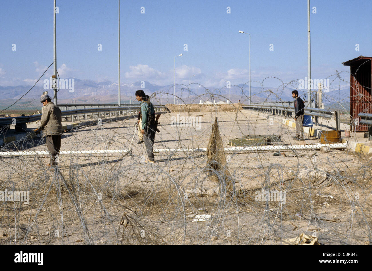 Curdi iracheni ponte sicuro soffiati da Saddam Hussein in forze durante la rivolta di marzo 1991, tagliati fuori dalla Turchia. Foto Stock