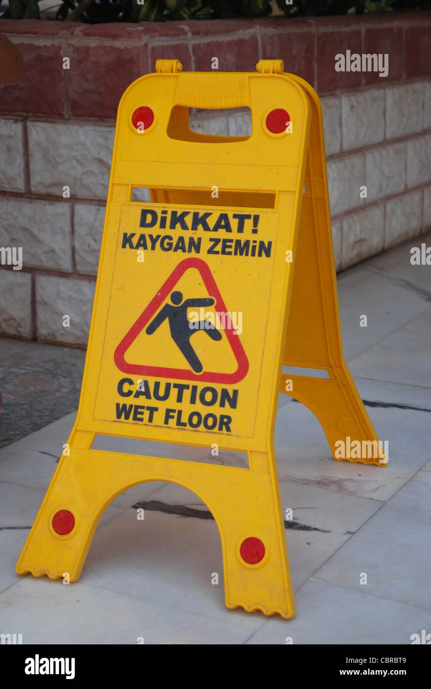 Attenzione pavimento bagnato segno a Icmeler turchia europa Foto Stock