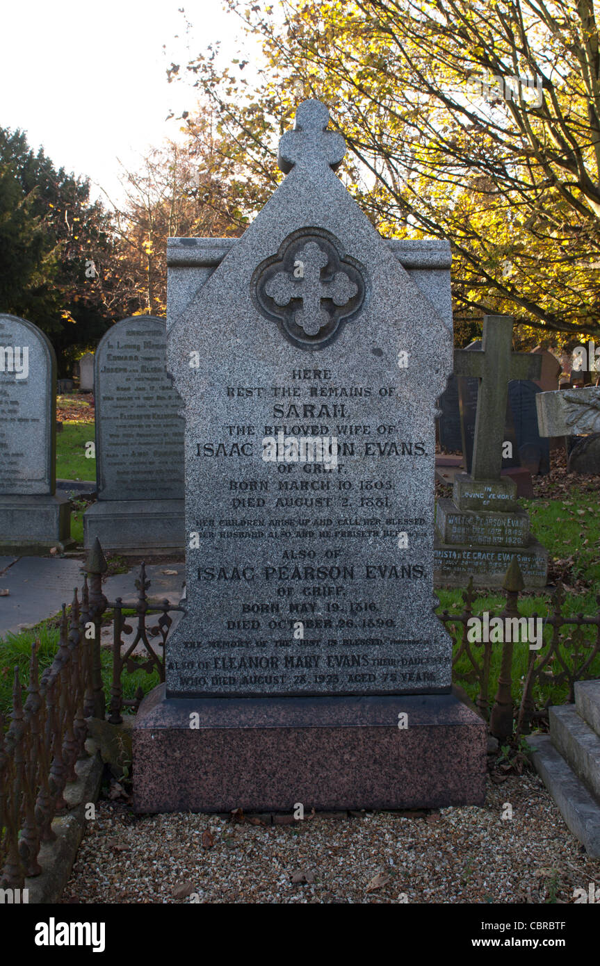 George Eliot la tomba dei genitori di tutti i Santi sagrato, Nuneaton, Regno Unito Foto Stock