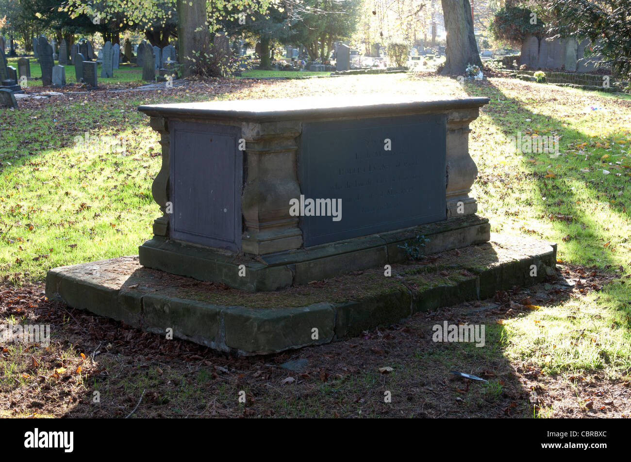 Tomba di George Eliot del fratello, tutti i Santi sagrato, Nuneaton, Regno Unito Foto Stock