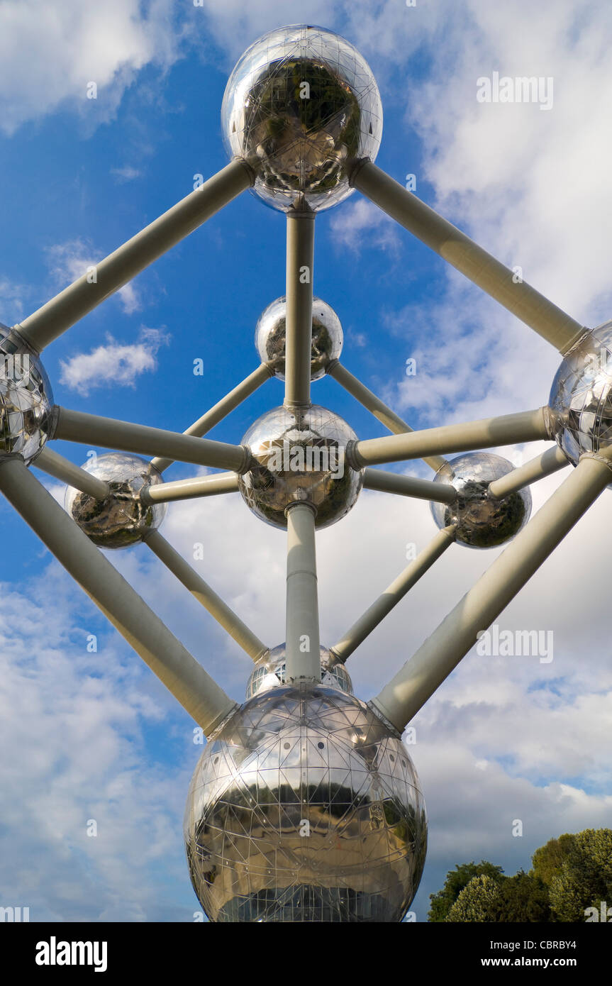 Chiudere verticale di nove sfere riflettenti del monumento Atomium in Heysel Park contro un cielo blu. Foto Stock