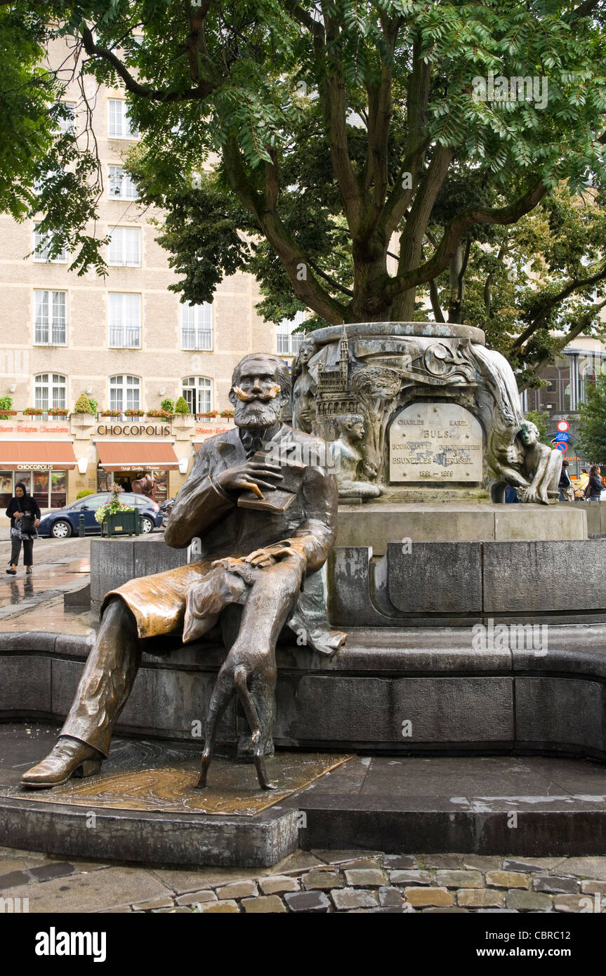 Verticale di chiusura del Charles Karel Buls seduto statua in bronzo e una fontana a Grasmarkt o luogo Agoraplein a Bruxelles. Foto Stock