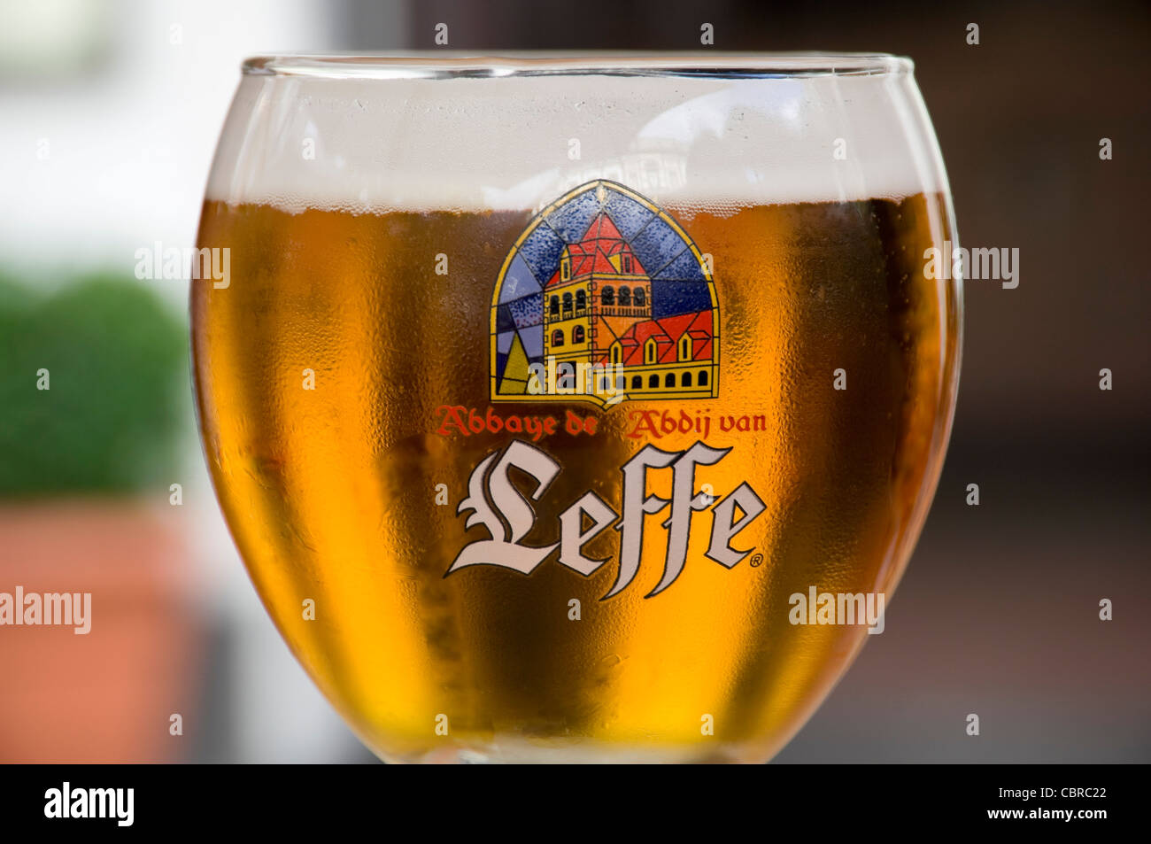 Chiudere orizzontale di una Leffe Bionda birra in un tradizionale calice di vetro sagomato. Foto Stock