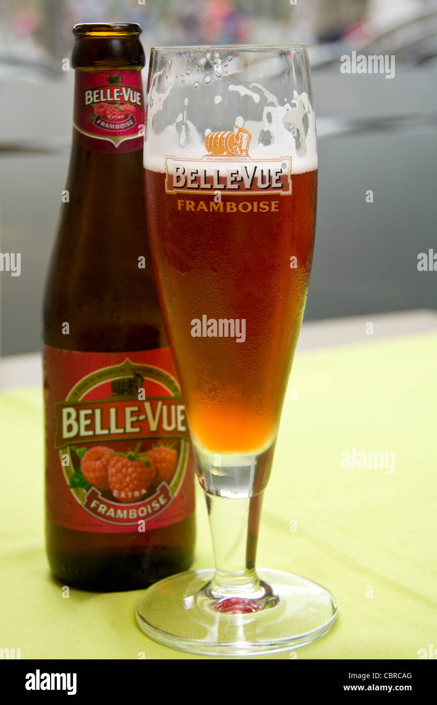 Verticale fino in prossimità di un frutto tradizionale Lambic birra belga bottiglia e distintivo di flauto di vetro. Foto Stock