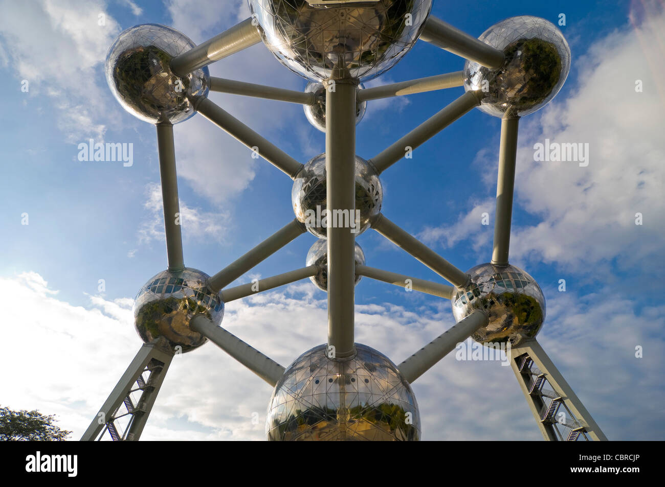 Chiudere orizzontale di nove sfere riflettenti del monumento Atomium in Heysel Park contro un cielo blu. Foto Stock