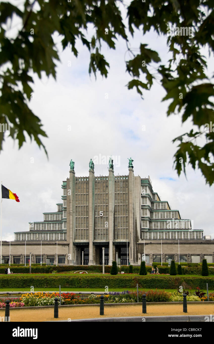 Verticale ampia angolazione del Art Deco Grand Palais o Palazzo aka Palais de Expositions in Heysel Park, Bruxelles. Foto Stock