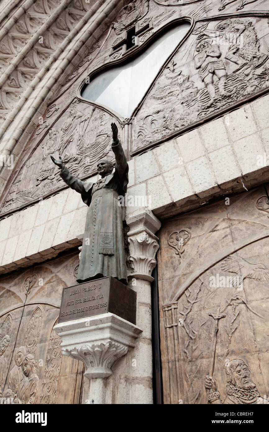 La Basilica del Voto Nazionale (Spagnolo: Basílica del voto Nacional) nel centro storico di Quito, Ecuador. Foto Stock