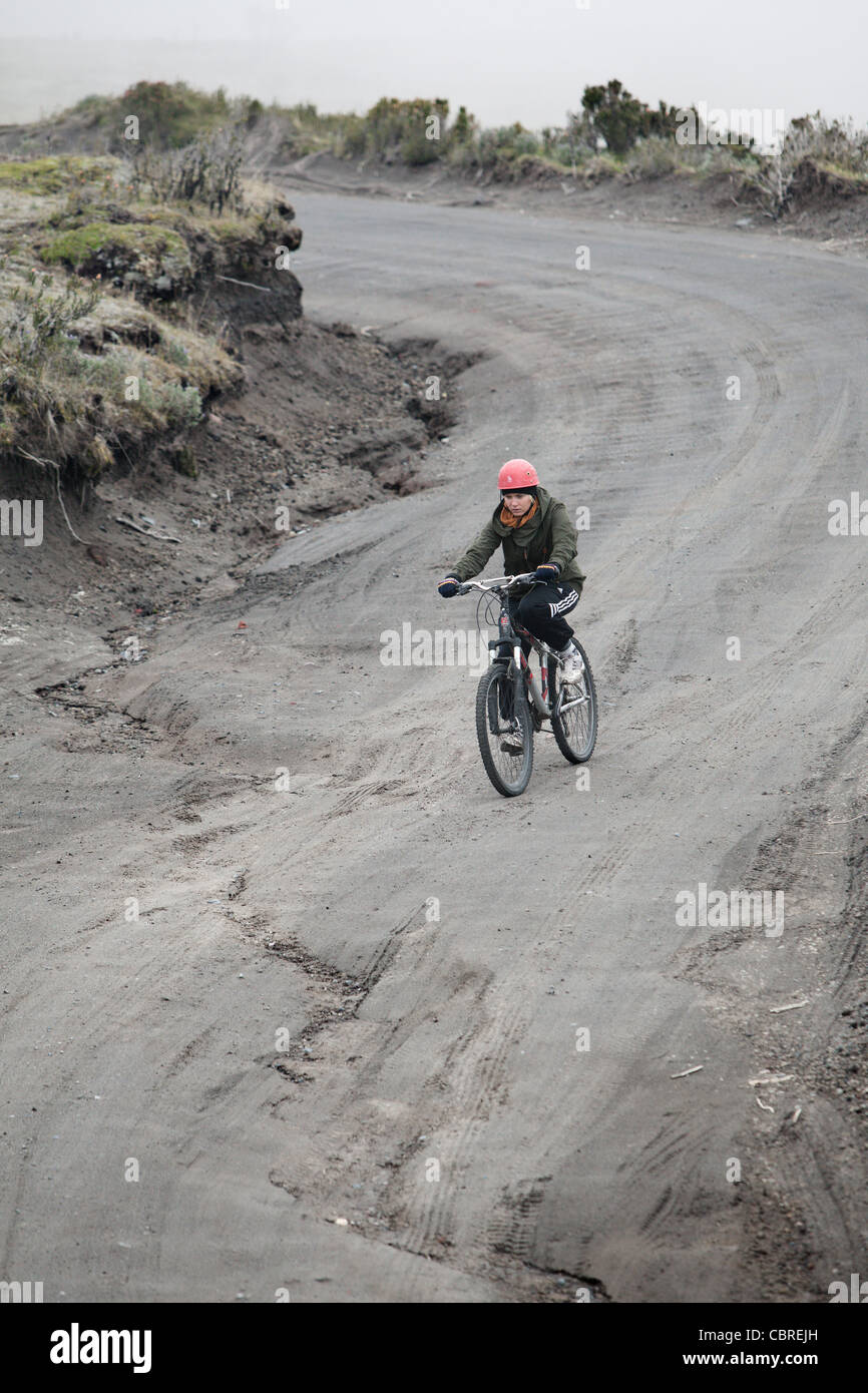 In discesa in mountain bike sulle pendici del vulcano Cotopaxi (5897 m), Ecuador. Foto Stock