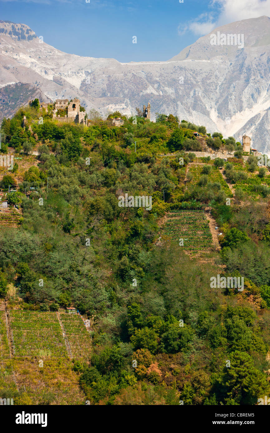 Castello di Moneta vicino a Carrara con Appennino oltre Carrara in  background Foto stock - Alamy