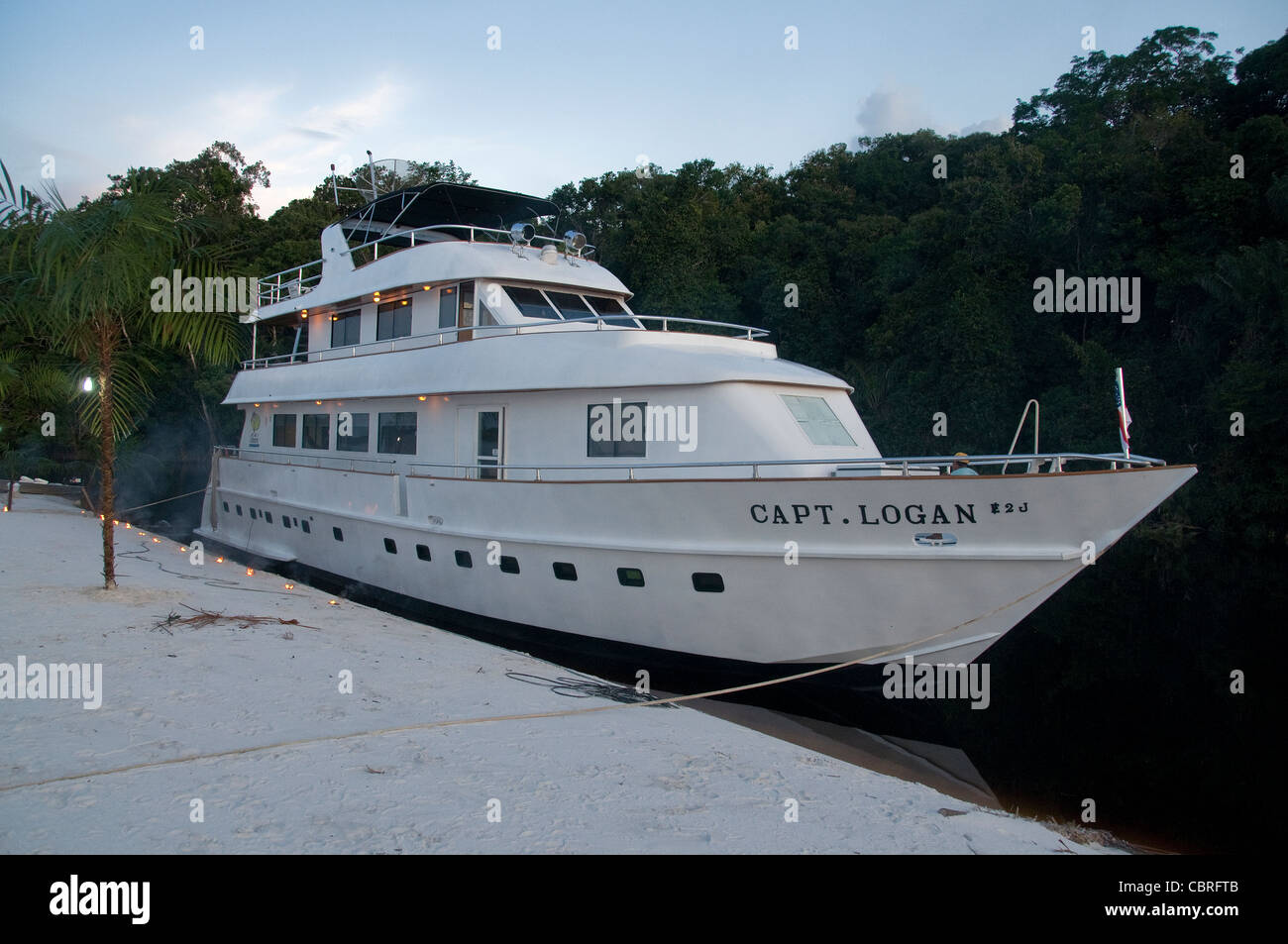 Un fiume del Amazon pesca di lusso e yacht ecotour funzionamento si prepara  per un barbecue sulla spiaggia su una sandbar in Brasile del Rio Negro Foto  stock - Alamy