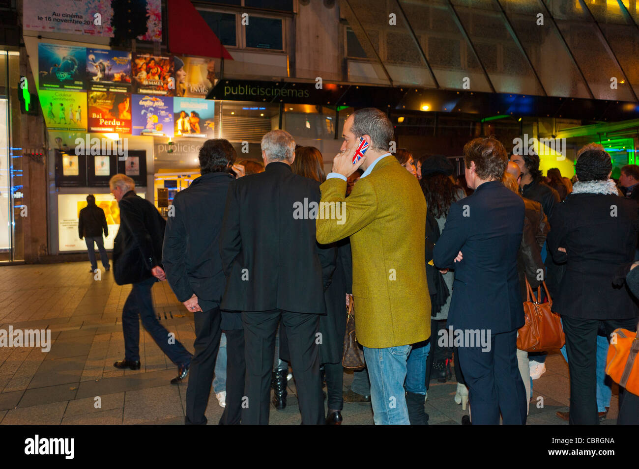 Parigi, Champs Elysees, Francia, grande affluenza di persone che vanno al cinema, Queuing on Line, davanti al cinema francese, "Drugstore Publicis" di notte che aspettano fuori dal cinema, gente che aspetta Foto Stock