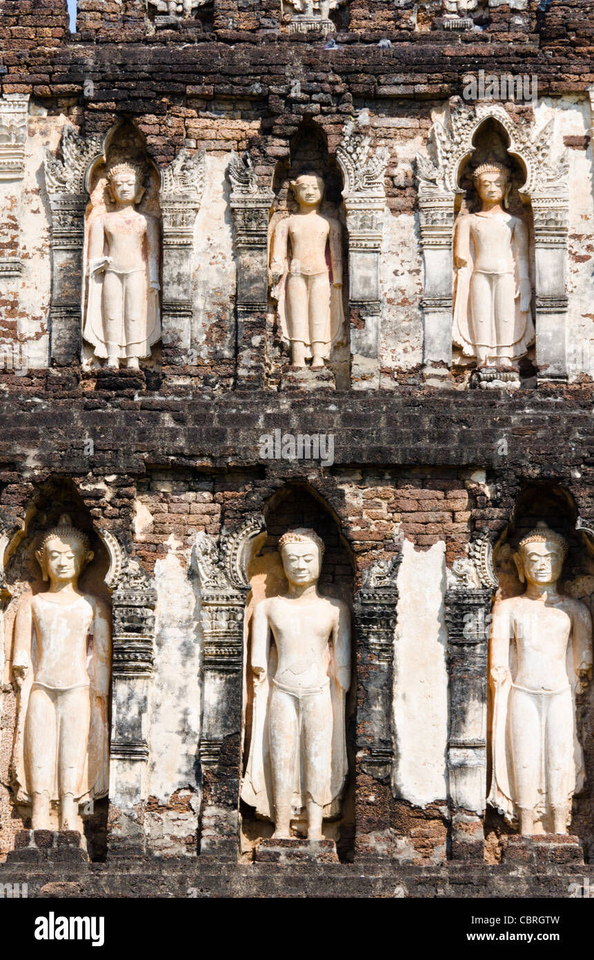Sezione mediana della vecchia 900 anni chedi (stupa) con standing Buddha a Wat Chama Thewi in Lamphun nel nord della Thailandia Foto Stock