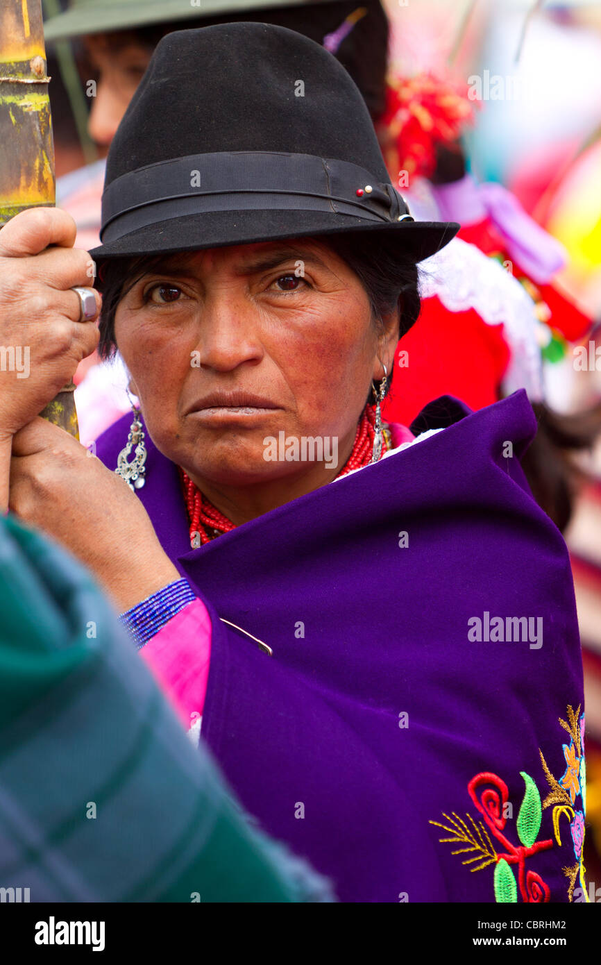 Contadino vestito in costume tradizionale attende l'inizio del programma Inti Raymi Festival Foto Stock