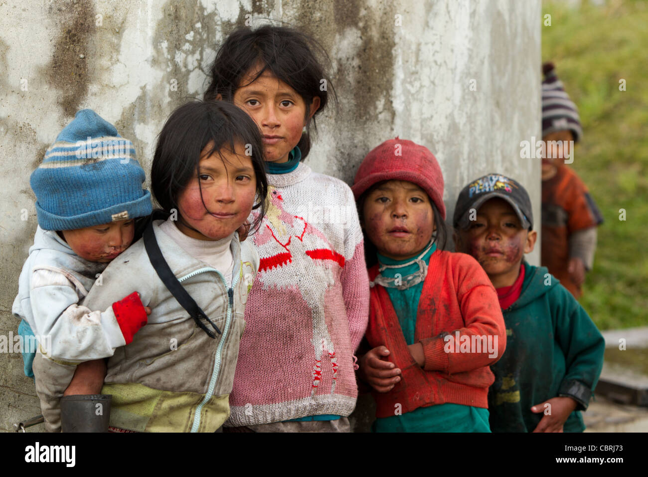 Gruppo di sporco e poco vestite Kid a causa della mancanza di istruzione di base e servizi di igiene che vive in una zona rurale Foto Stock