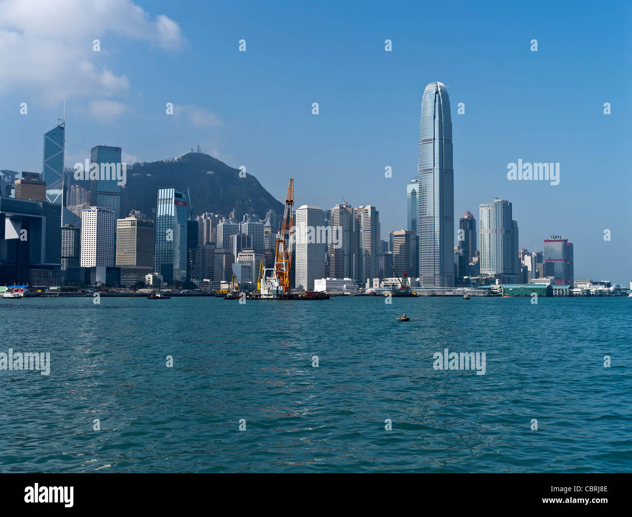 Dh Victoria Harbour CENTRAL HONG KONG il picco HK edifici skyline IFC 2 città giorno cityscapes cielo blu Foto Stock