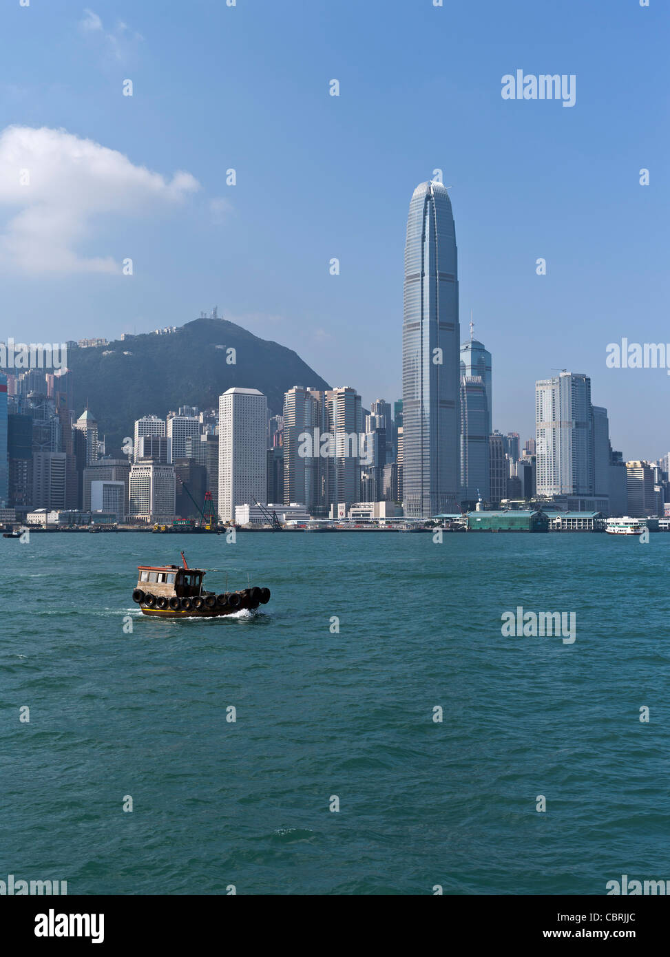 dh Victoria Harbour CENTRAL SKYLINE HONG KONG HARBOUR Junk in porto HK Peak edifici grattacieli barca paesaggio urbano giorno Foto Stock