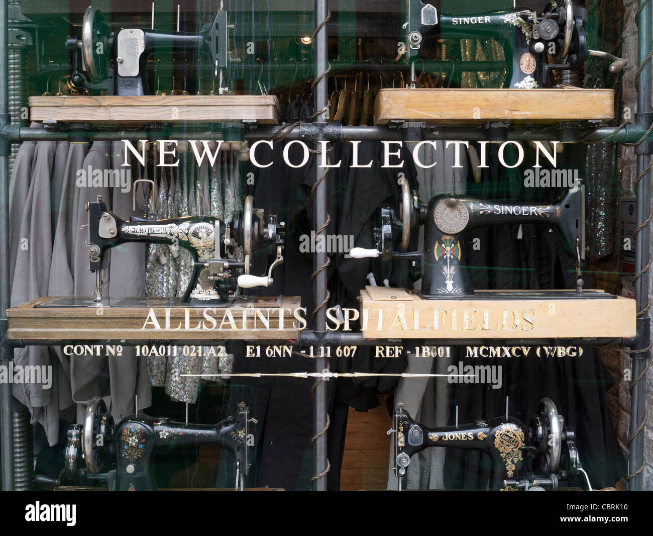Mercato di Portobello Road, Londra - negozio di vendita di antiquariato macchine per cucire Foto Stock