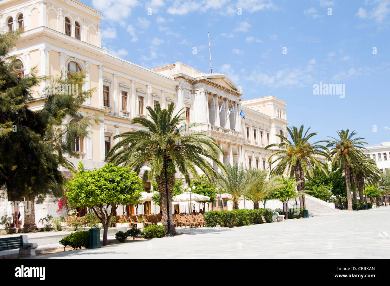 Ermoupolis Municipio strade del marmo Syros Island Isole Cicladi Grecia con outdoor cafe Foto Stock