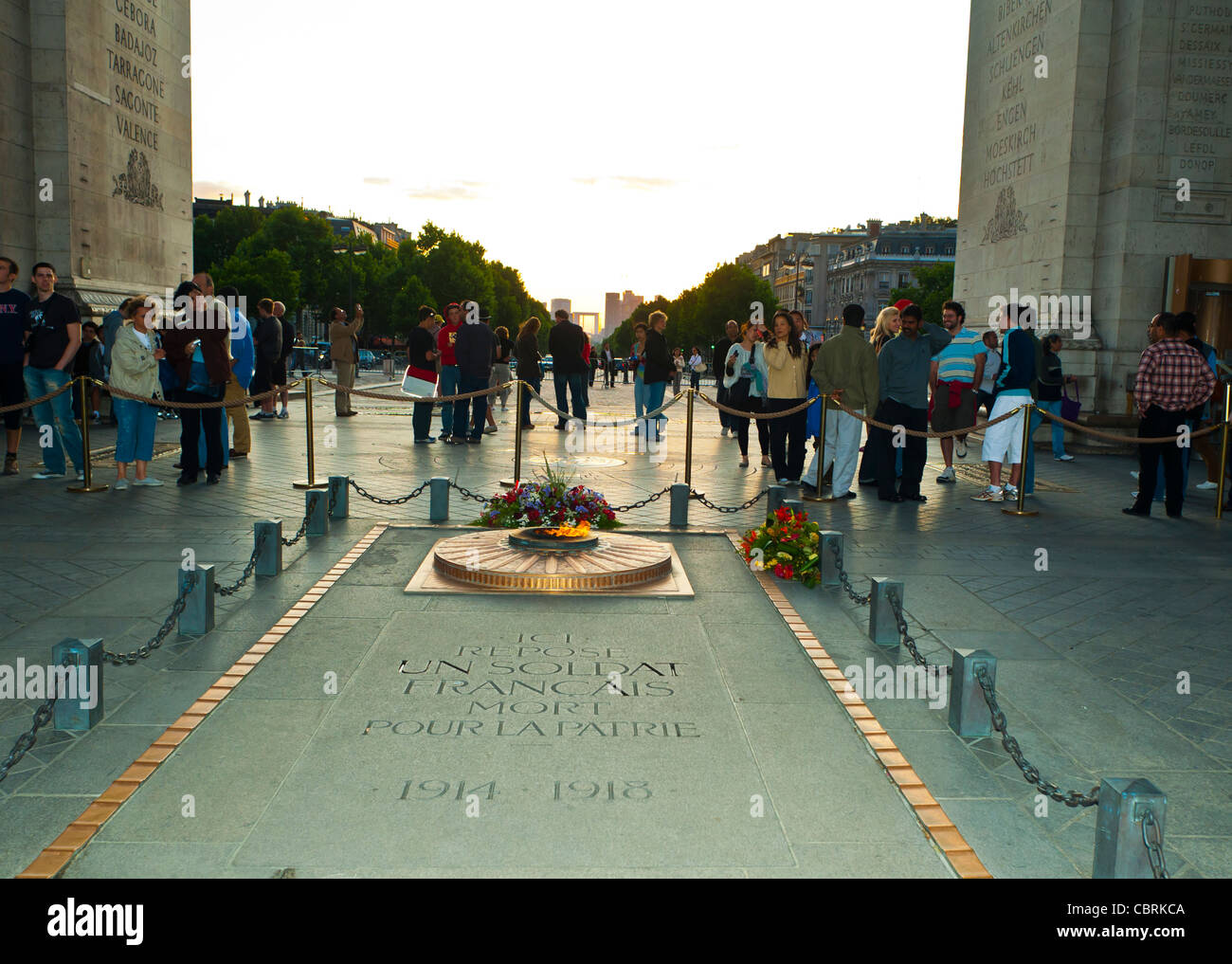 Parigi, Francia, grande folla, turisti, visitando l'Arco di Trionfo dell'Etoile, il Monumento francese (in inglese: "Arco di Trionfo"), progettato da Jean Chalgrin nel 1806. Sotto la sua volta si trova la Tomba del Milite Ignoto della prima guerra mondiale, la fiamma eterna Foto Stock