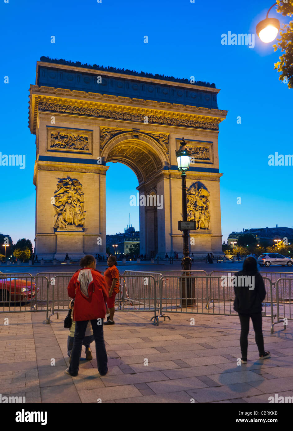 Parigi, Francia, i turisti in visita a Scene di strada, 'Arc de Triomphe de l'Etoile", monumento francese (in inglese: "Arco Trionfale") al tramonto (progettato da Jean Chalgrin nel 1806) Foto Stock