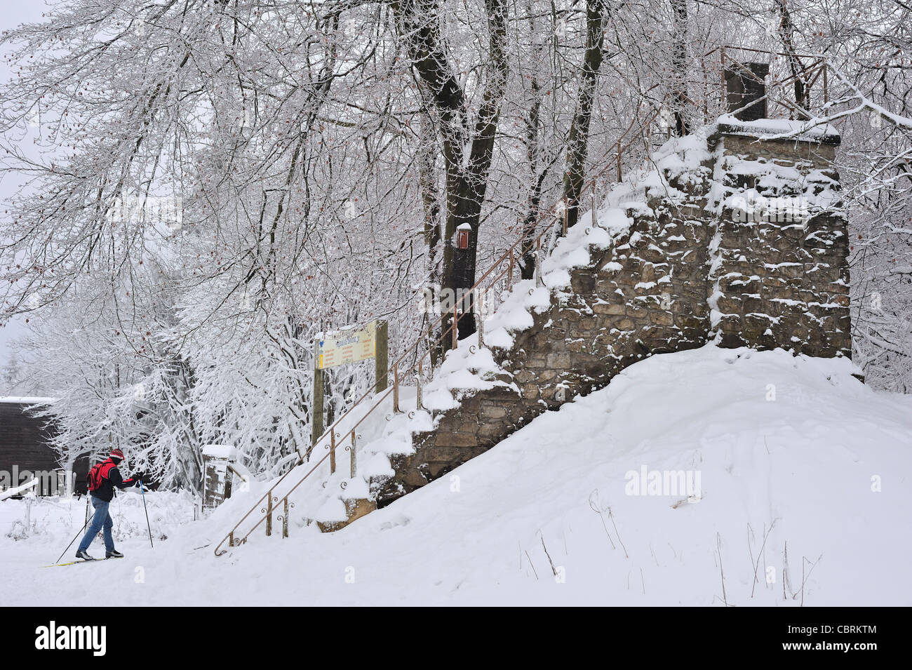 6 metri di alta torre presso il Signal de Botrange, il punto più alto in Belgio, nell'Hautes Fagnes / Hautes Fagnes nella neve in inverno Foto Stock