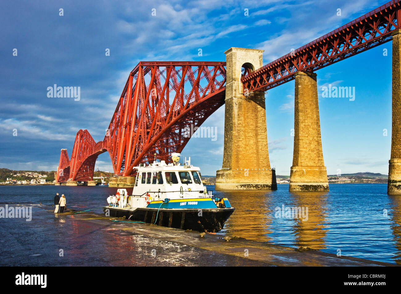 Dipinto recentemente Ponte di Forth Rail visto da South Queensferry in Scozia Foto Stock