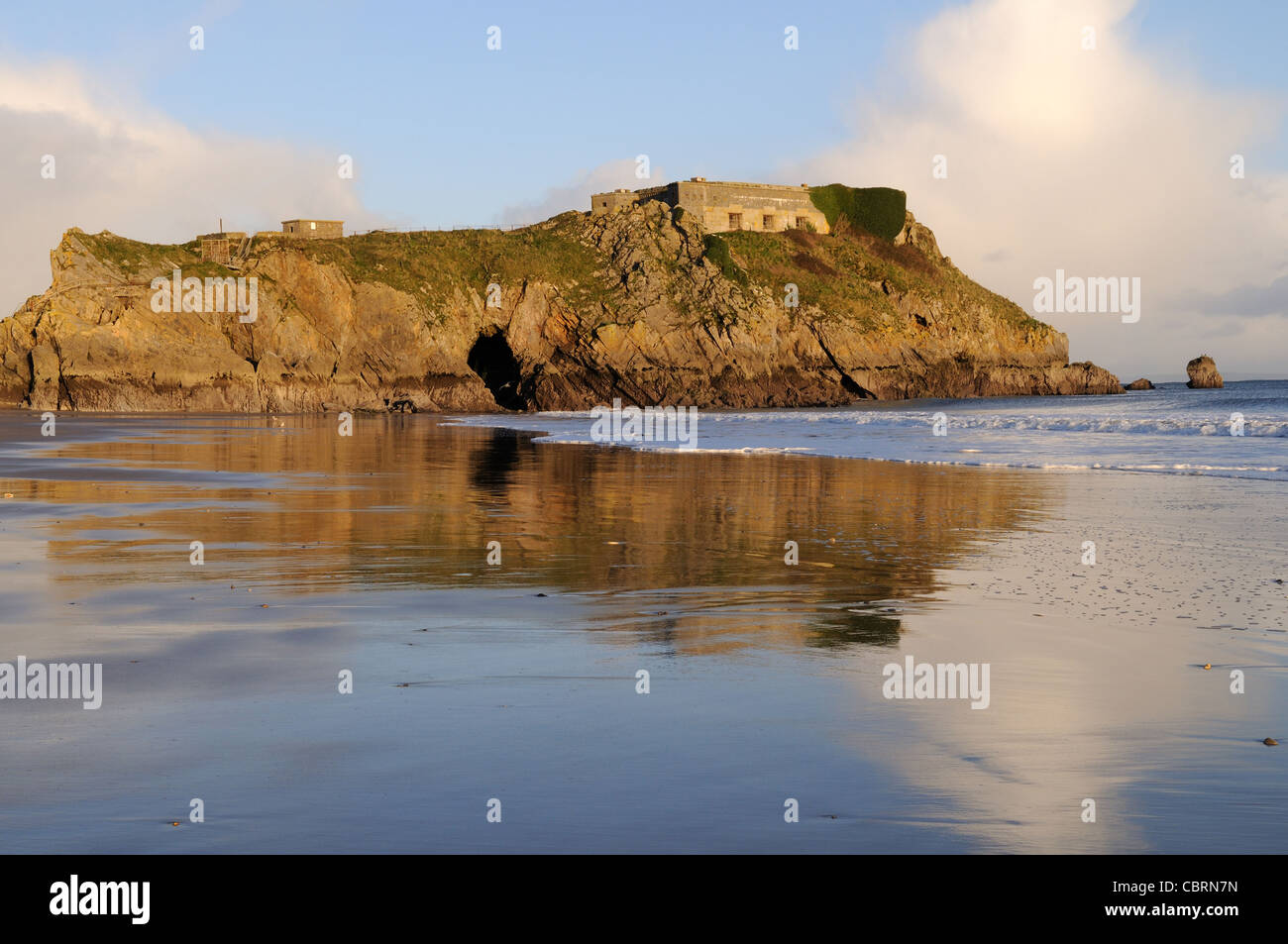 St Catherine's Fort Island al tramonto Tenby South Beach Pembrokeshire Wales Cymru REGNO UNITO GB Foto Stock
