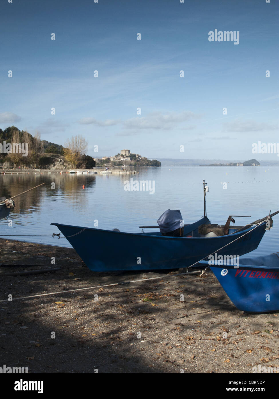 Piccole imbarcazioni sulle rive del lago di Bolsena, Italia. Foto Stock