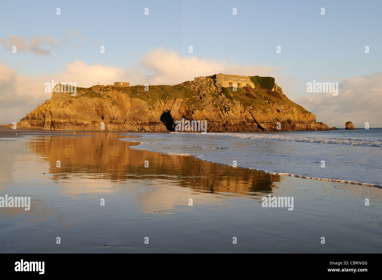 St Catherine's Fort Island al tramonto Tenby South Beach Pembrokeshire Wales Cymru REGNO UNITO GB Foto Stock