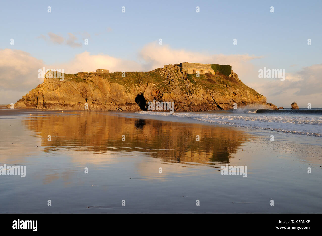 St Catherine's Fort Island al tramonto Tenby South Beach Pembrokeshire Wales Cymru REGNO UNITO GB Foto Stock